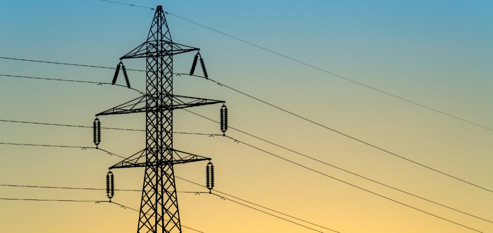 Tensión eléctrica irregular: Riesgos y soluciones para entornos industriales